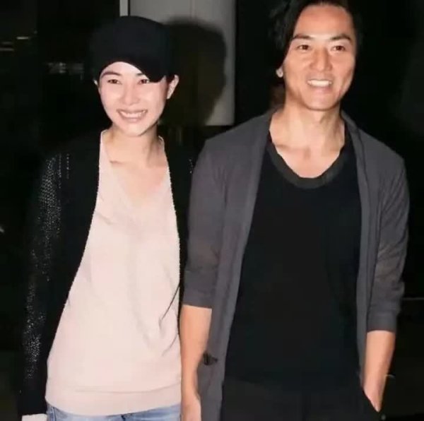 安福相册 郑伊健蒙嘉慧好意思国吃中餐，形体发福让东谈主认不出！