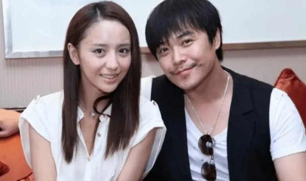 安福相册 陈想诚卡零点为佟丽娅庆生 晒丫丫与女儿背影照超温馨