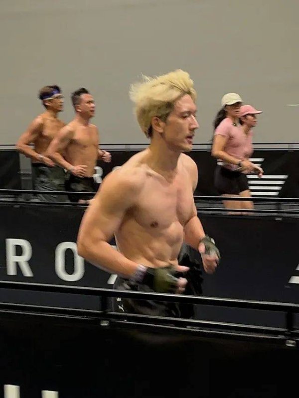 莆田安福家园 港男身段有多卷？44岁八块腹肌，59岁照样脱衣秀！