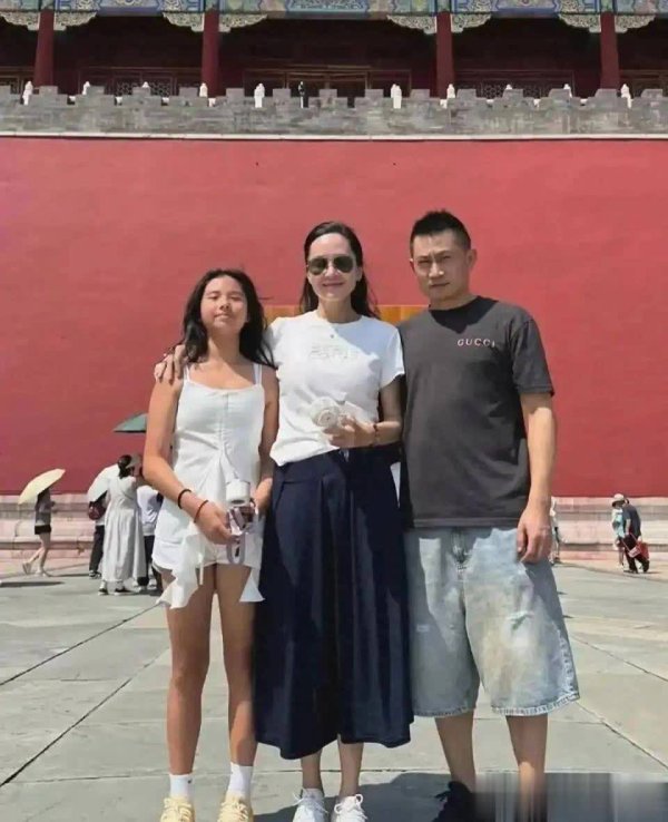 安福相册 51岁郭羡妮携家东谈主北京同游，13岁男儿体态细心温馨散步