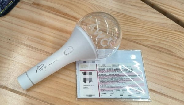 安福相册 刘德华演唱会严禁拍摄，见粉丝摄像片刻黑脸，现场画面曝光