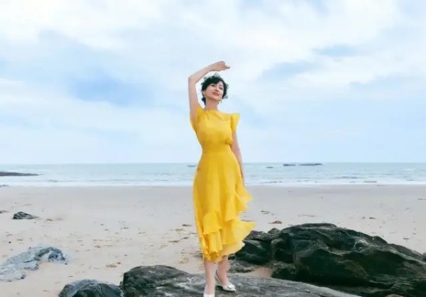 安福相册 赵雅芝穿黄裙海边旅游，不愧是不老女神！