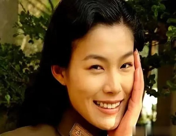 安福相册 于娜暴肥引热议：从名模到“大婶”的转换与真相