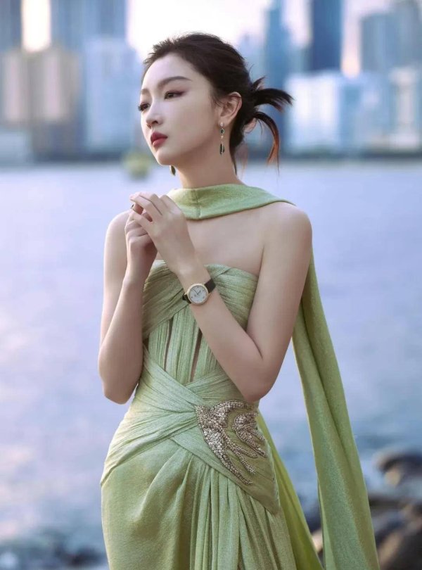 莆田安福相册 周冬雨躯壳气质引热议，私有作风与自律精神尽显