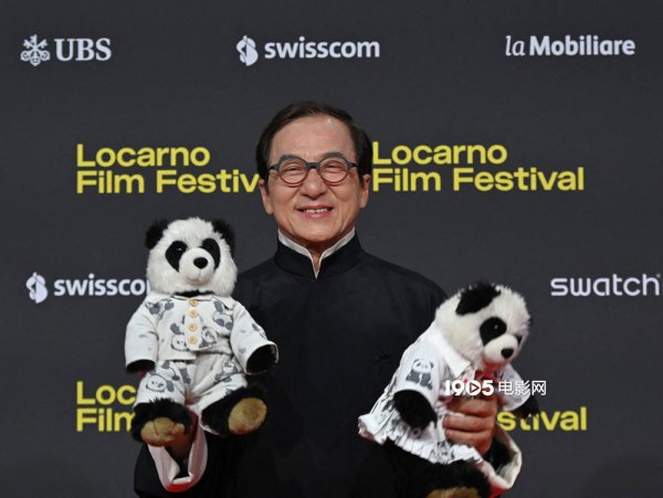 莆田安福相册 成龙获第78届洛迦诺电影节终生确立奖 亲吻奖杯！