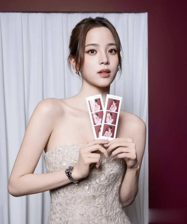 莆田安福家园 欧阳娜娜“星河披身”，银白碎钻长裙演绎极致优雅！