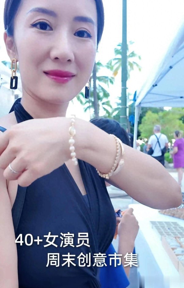 安福相册 李念带3娃逛集市小腹饱读起疑怀四胎，13岁大女儿又瘦又高