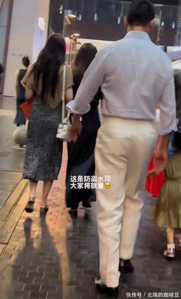 安福相册 刘亦菲和朱珠配偶聚餐，朱珠儿子很粘她，刘亦菲对孩子很和气！