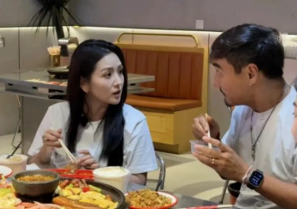 莆田安福家园 何洁暴瘦70斤颜值逆袭，与花臂老公吃饭互动超甜密被偶遇