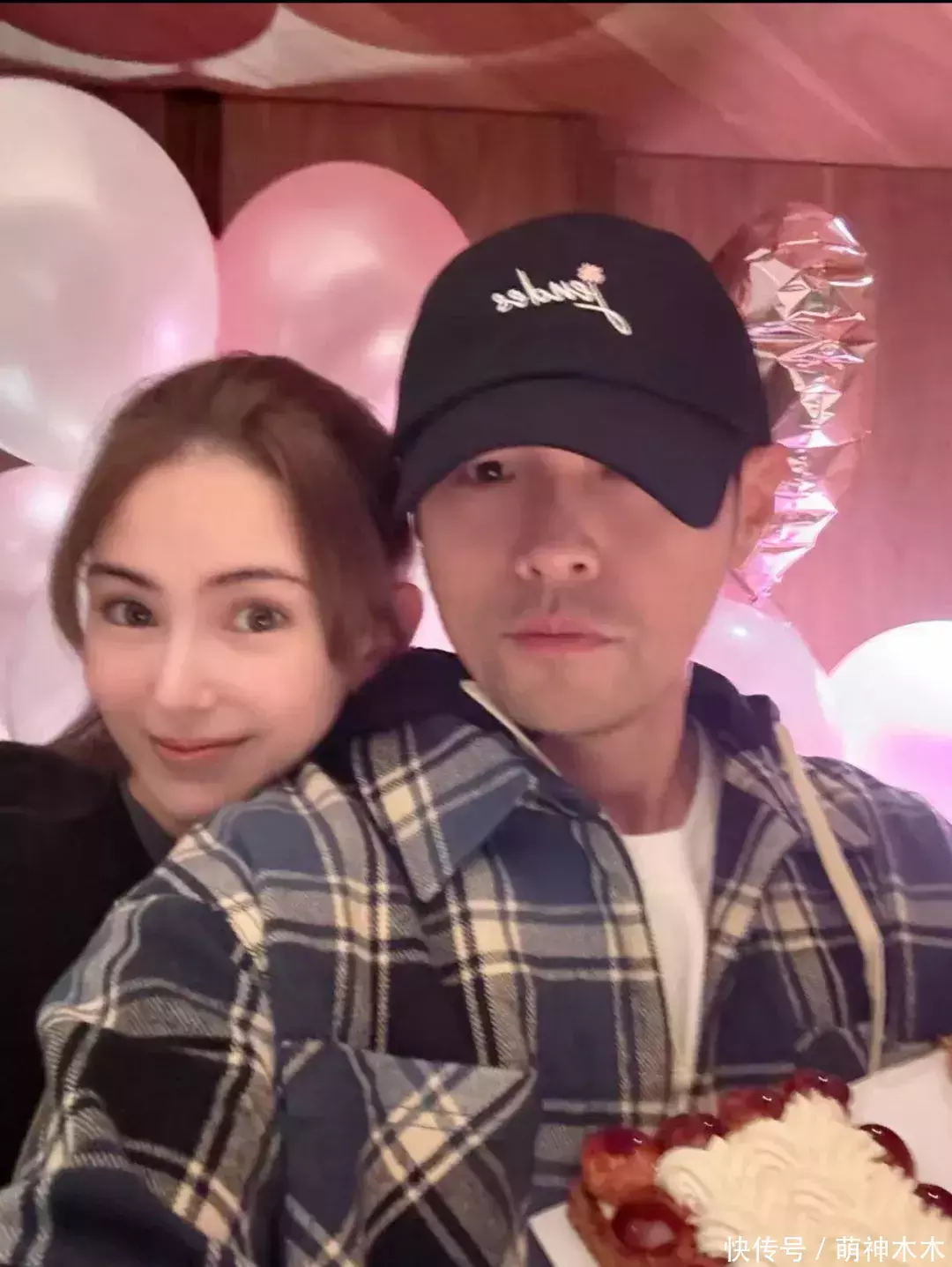 安福相册 32岁昆凌疑似孕珠，肚子凸起孕相彰着，曾显现思拼生第四胎