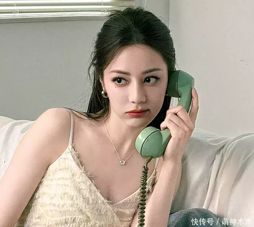 莆田安福相册 热巴被曝和黄景瑜拍祛除册杂志，网友怀疑二东谈主没离婚，还可能同城