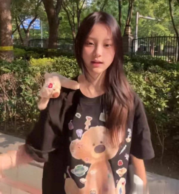 莆田安福相册 贾乃亮带12岁甜馨现身新加坡寰宇影城，甜馨穿露肩装皮肤偏黑