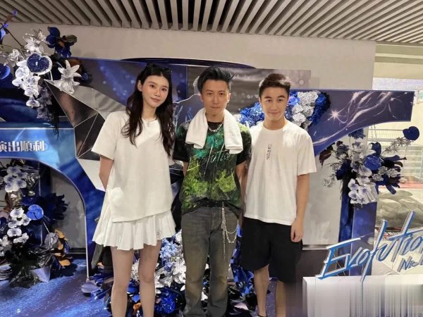 莆田安福家园 奚梦瑶何猷君看谢霆锋演唱会贴脸超甜，奚梦瑶大长腿抢镜