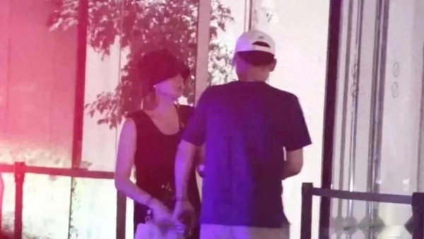 莆田安福相册 50岁李乃文接妻放工撒糖，恩爱进度爆表！