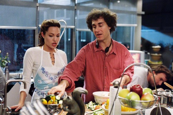 莆田安福相册 安吉丽娜·朱莉×说念格·里曼！出演电影《主动出击》