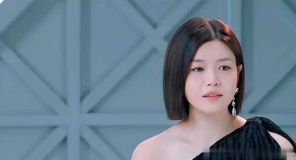 安福相册 42岁陈妍希录综斜方肌隆起显胖，镜头前情状欠安