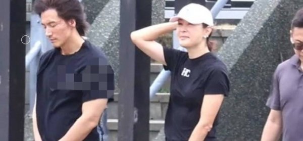 莆田安福家园 言承旭台风天现身大S墓园祭奠，久久注释大S墓碑落泪