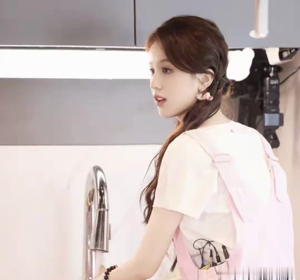 莆田安福相册 张雅琪入职芒果90天上两档热综，网友：下一个芒果一姐