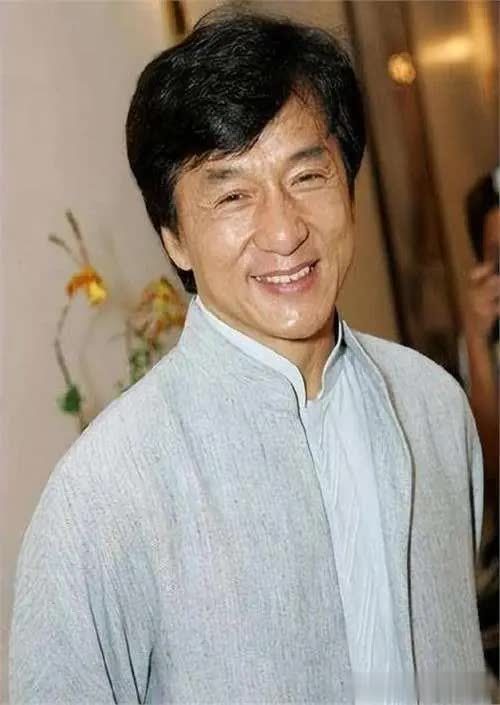 莆田安福相册 71岁成龙近照曝光，聚餐时头发斑白满脸皱纹难鉴别