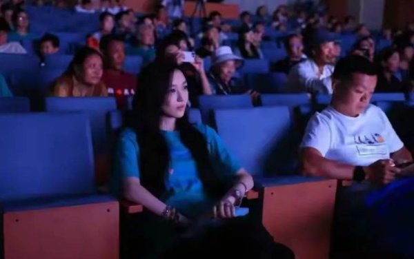 莆田安福相册 李亚鹏父女出席算作，19岁李嫣唇腭裂不见超好意思