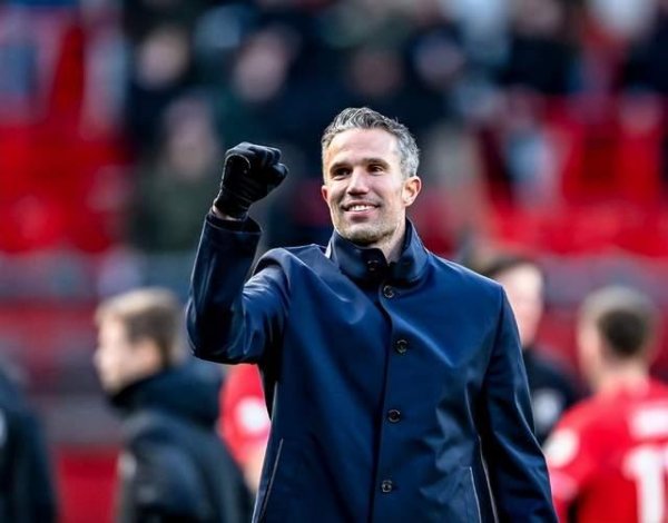 莆田安福家园 41岁范佩西神了：全队0射正，1-0赢了！豪取4连胜创记载