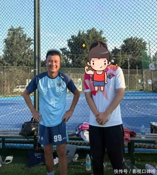 安福相册 41岁著作踢球被偶遇，无名指戴纪律疑再婚，身体很瘦但发腮严重