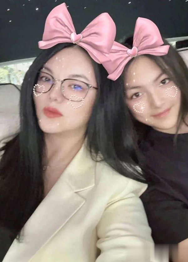 安福相册 李湘母女住一晚4000多北京四合院旅社，王诗龄穿旗袍好介意