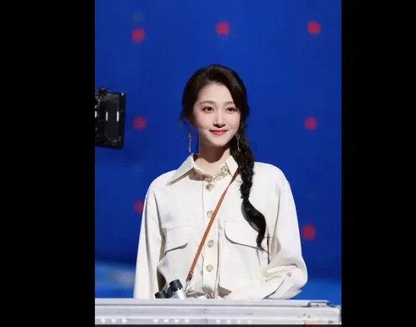 莆田安福相册 关晓彤扎麻花辫温婉出镜