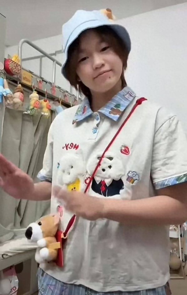 莆田安福家园 全红婵拍角色视频，打扮先锋脸工致，住集体寝室超低调