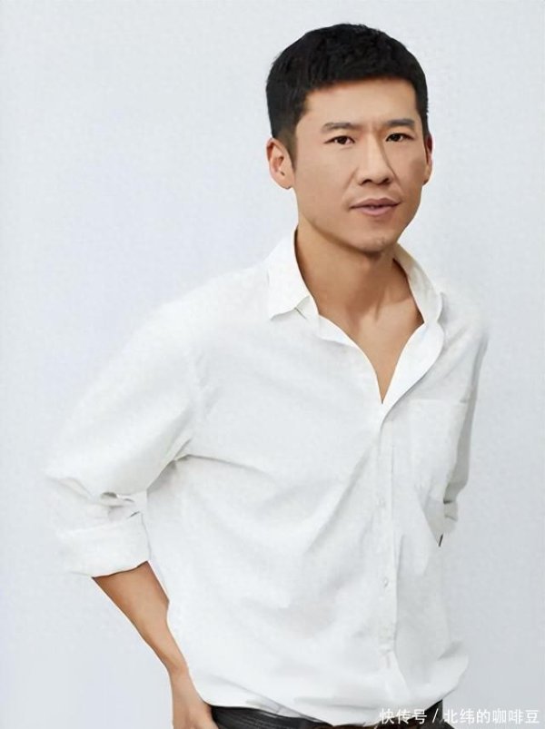 安福相册 27岁坚贞转业当演员，47岁再破演技天花板，王骁有什么过东谈主之处