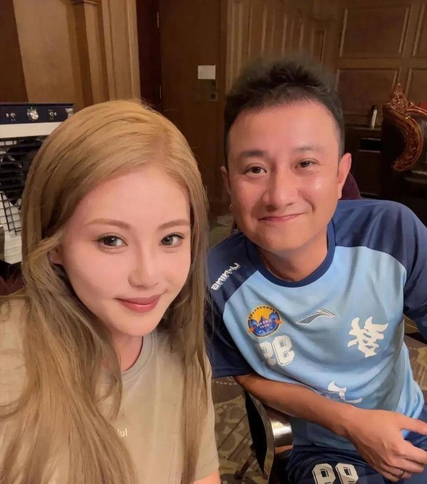 莆田安福家园 与好友北京豪宅聚餐，身边好意思女抢镜，喝酒唱歌超舒心