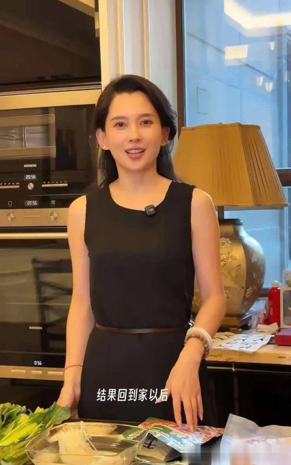 莆田安福相册 汪峰女友晒豪宅厨房，发黄菜板配低价餐具，与章子怡差距大