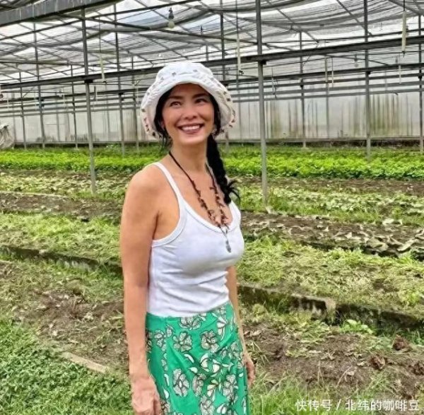 安福相册 韦唯61岁隐居泰国，深山养牛种菜，笑得像个仙女